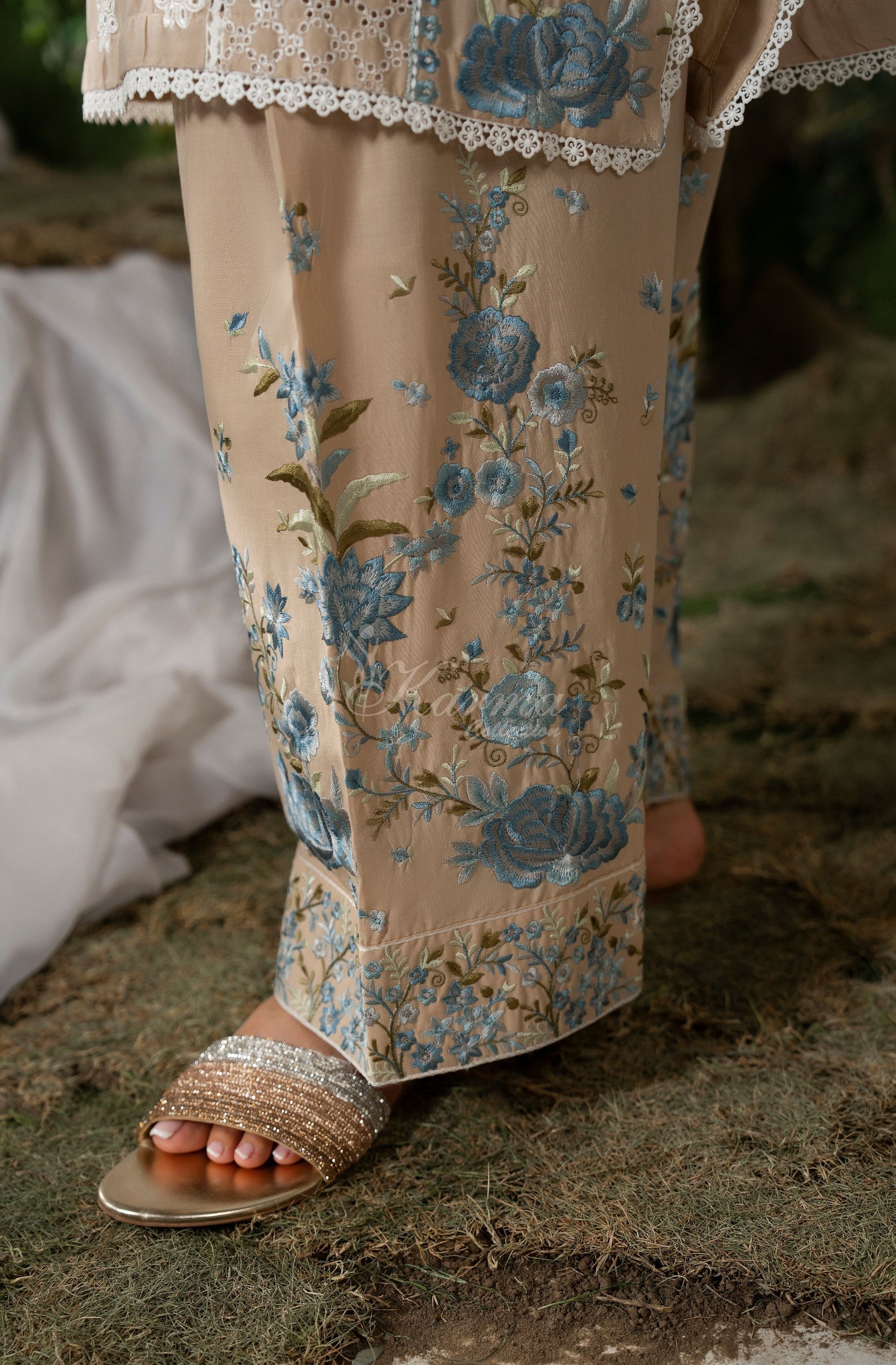 LIGHT TAUPE sleeve detail