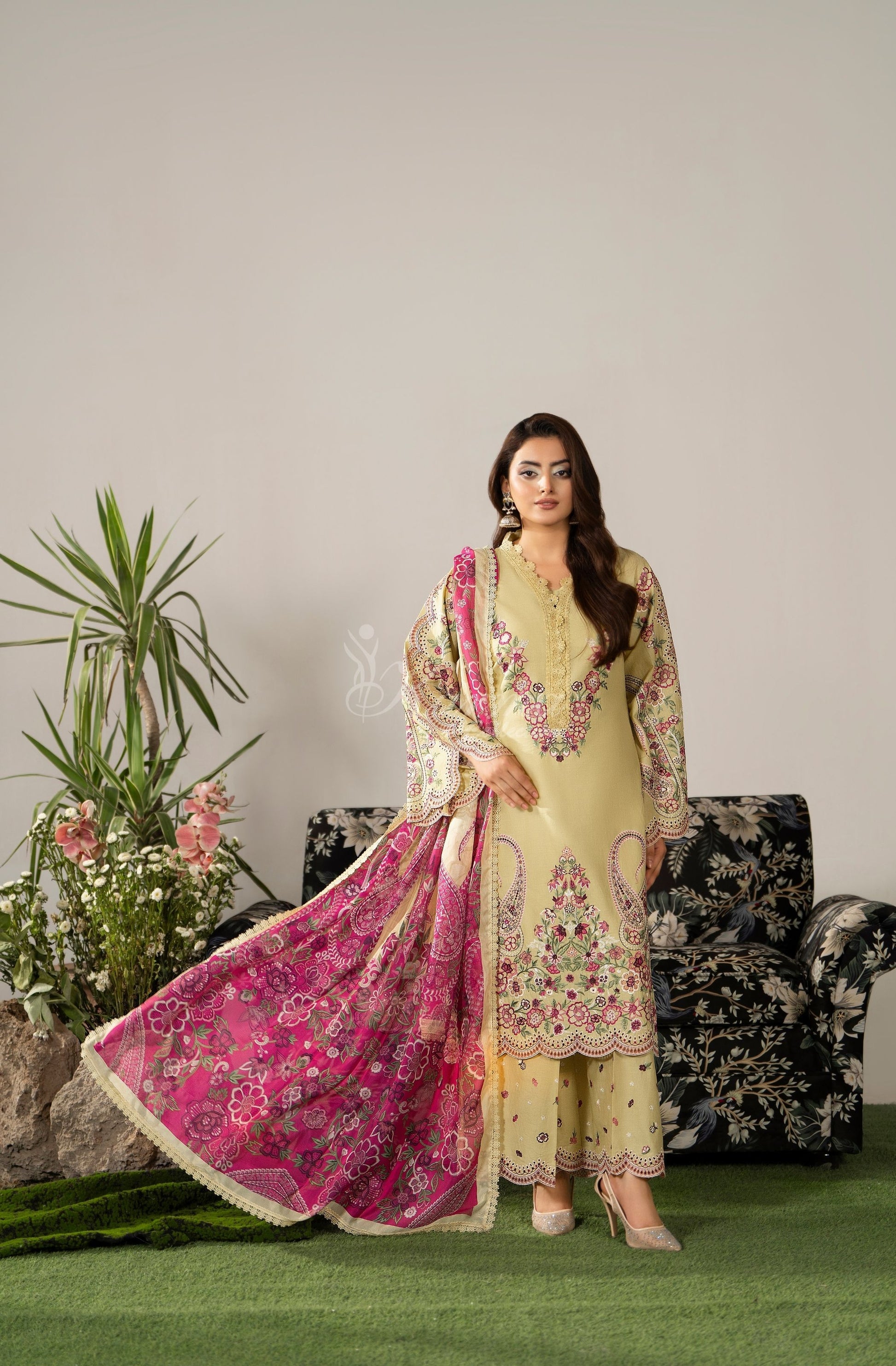 WARM YELLOW - Full length standing