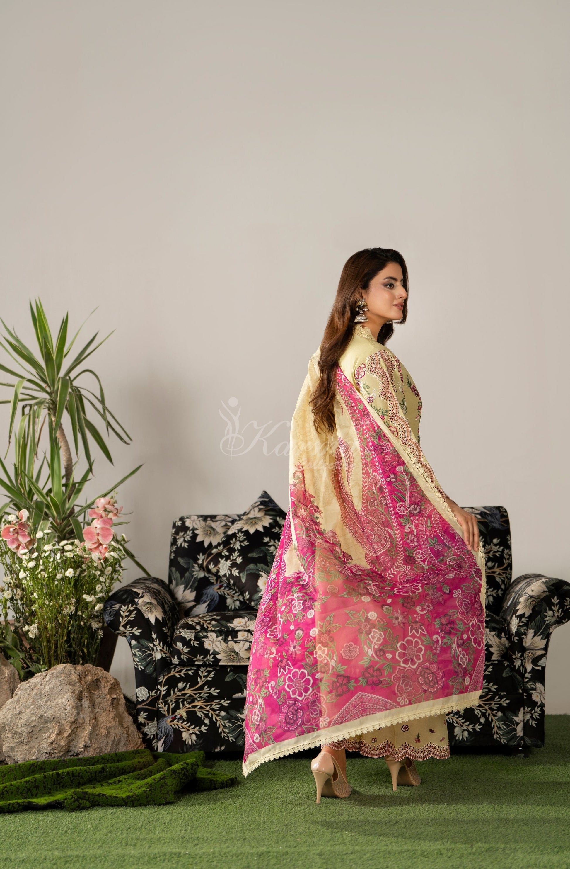 WARM YELLOW - Neckline embroidery detail