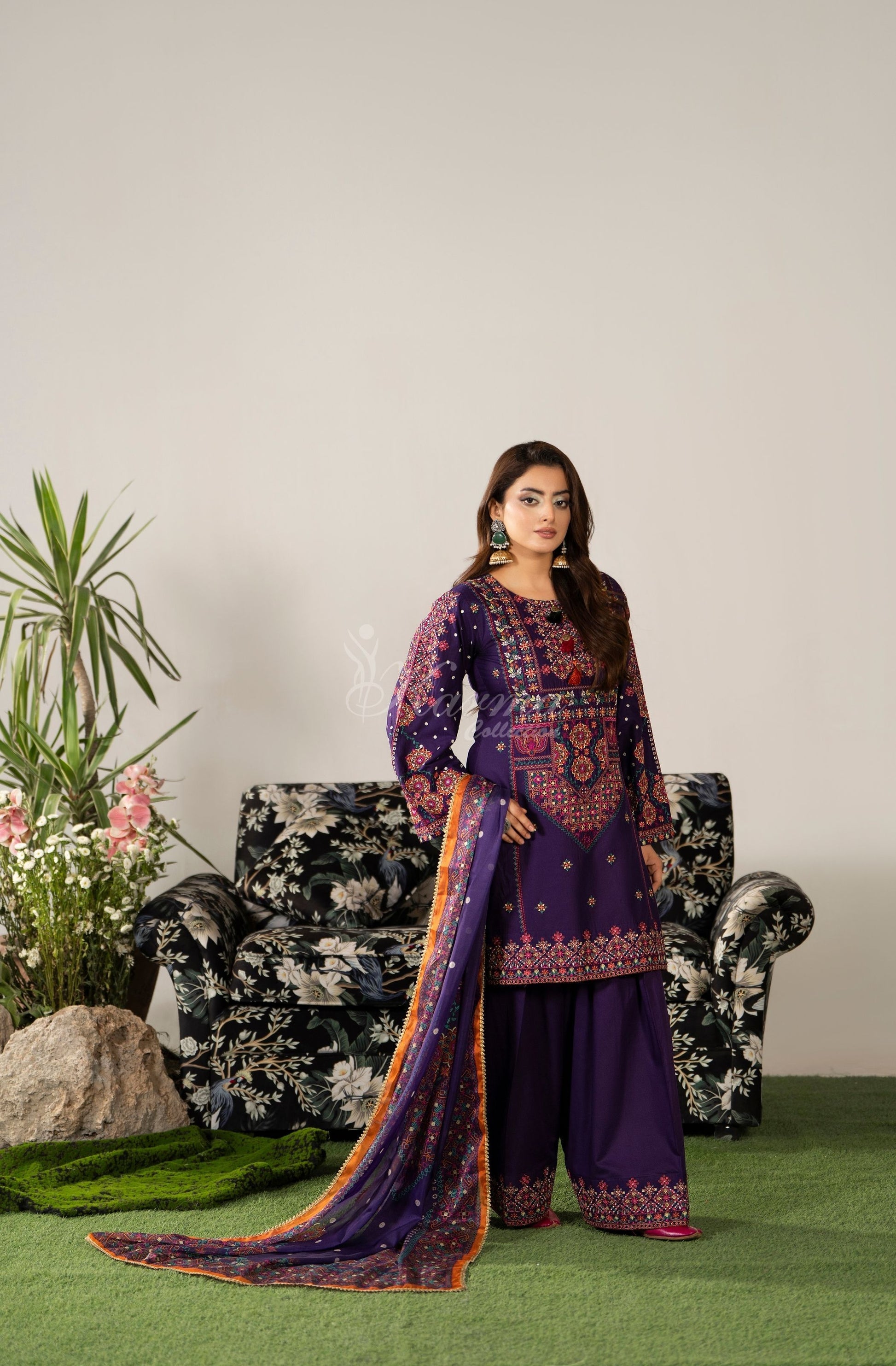 DARK PLUM - Seated full outfit