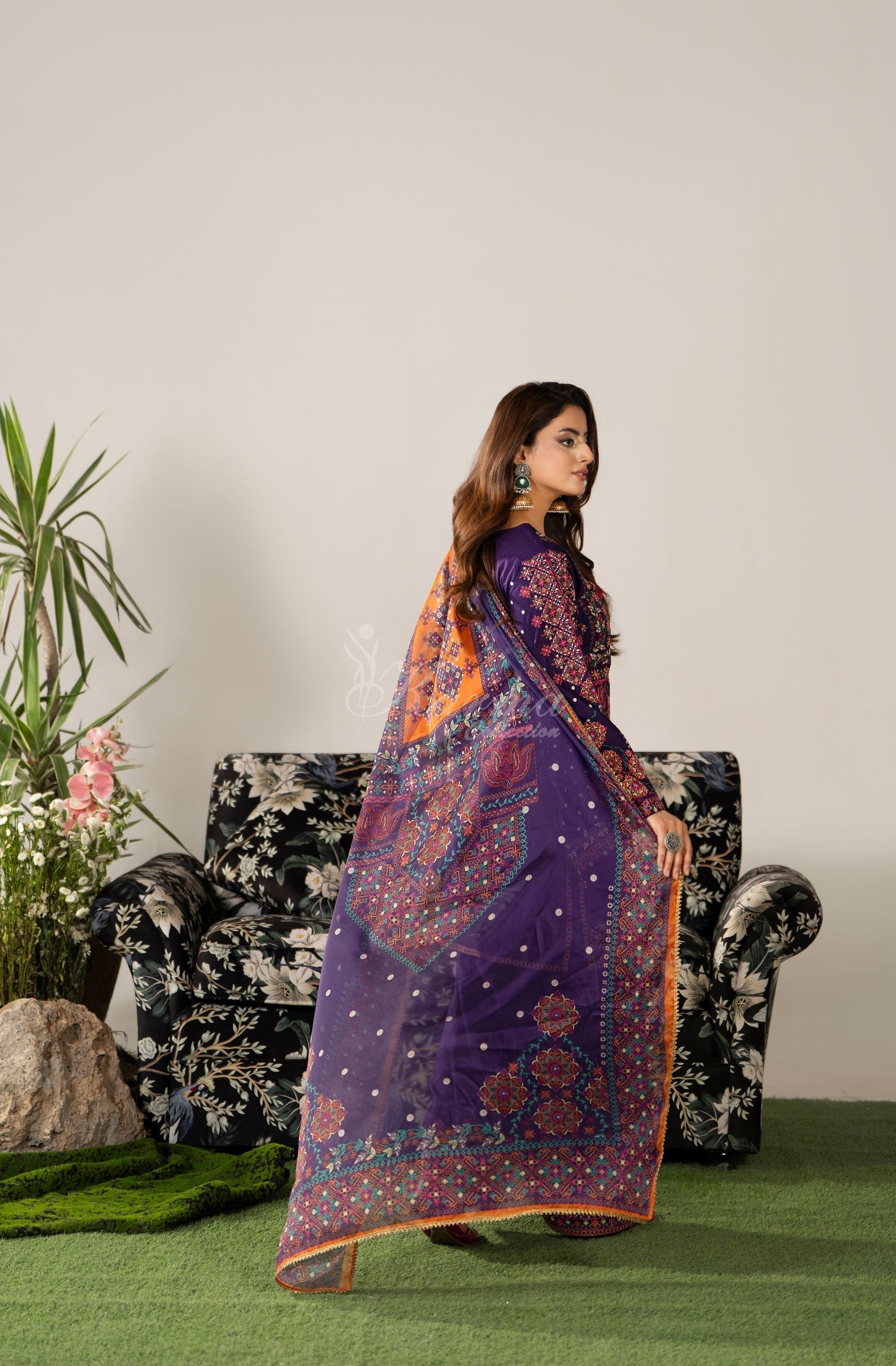 DARK PLUM - Dupatta detail close-up