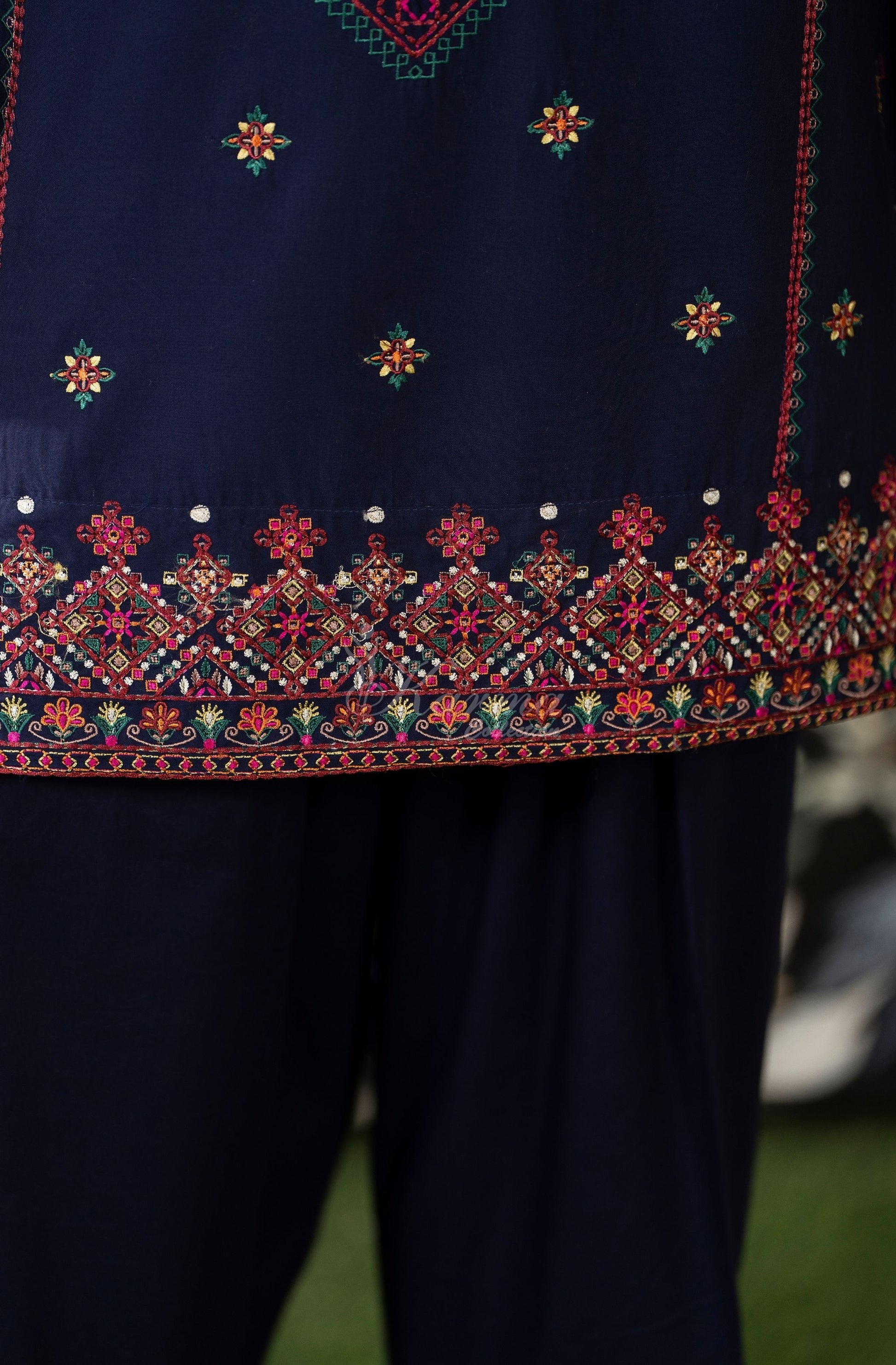 DARK NAVY - Sleeve detail