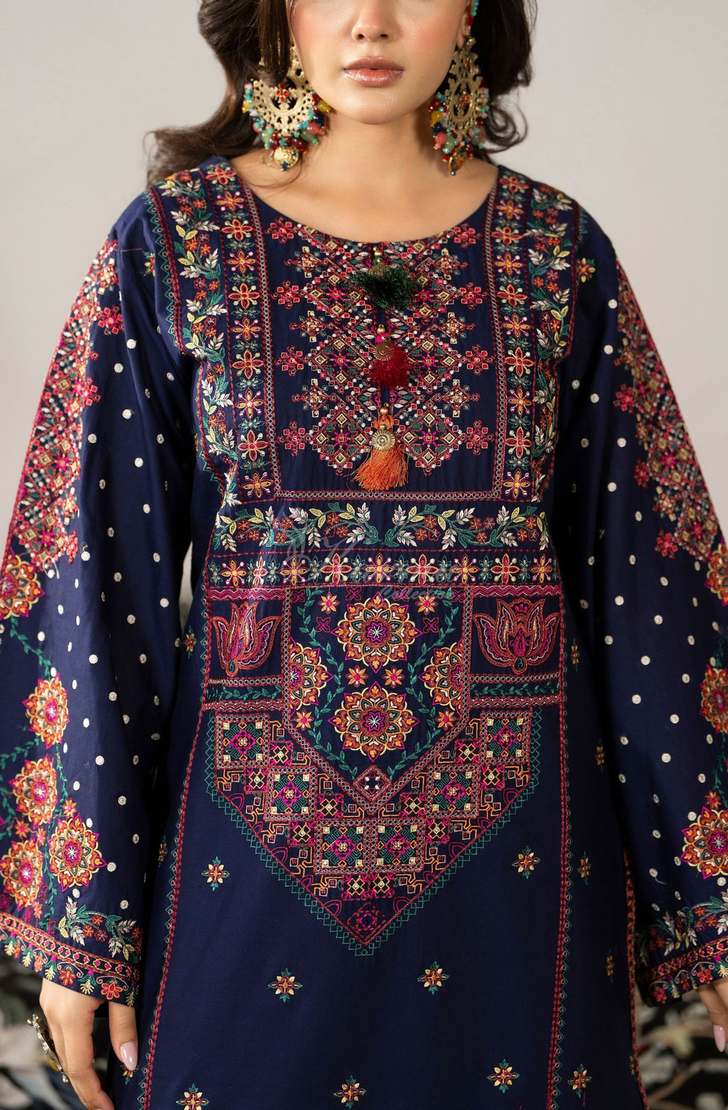DARK NAVY - Lower shirt and trouser detail