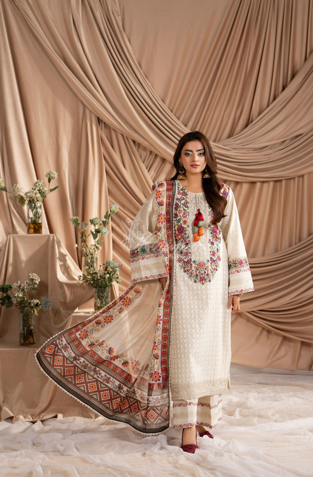 WARM BEIGE - Model with flowers