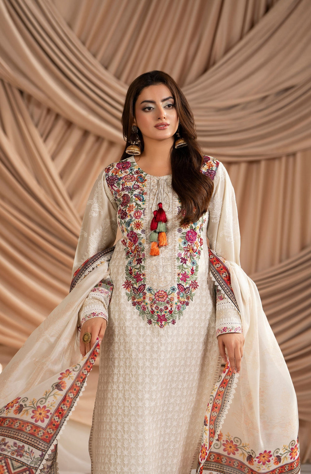 WARM BEIGE - Full length standing