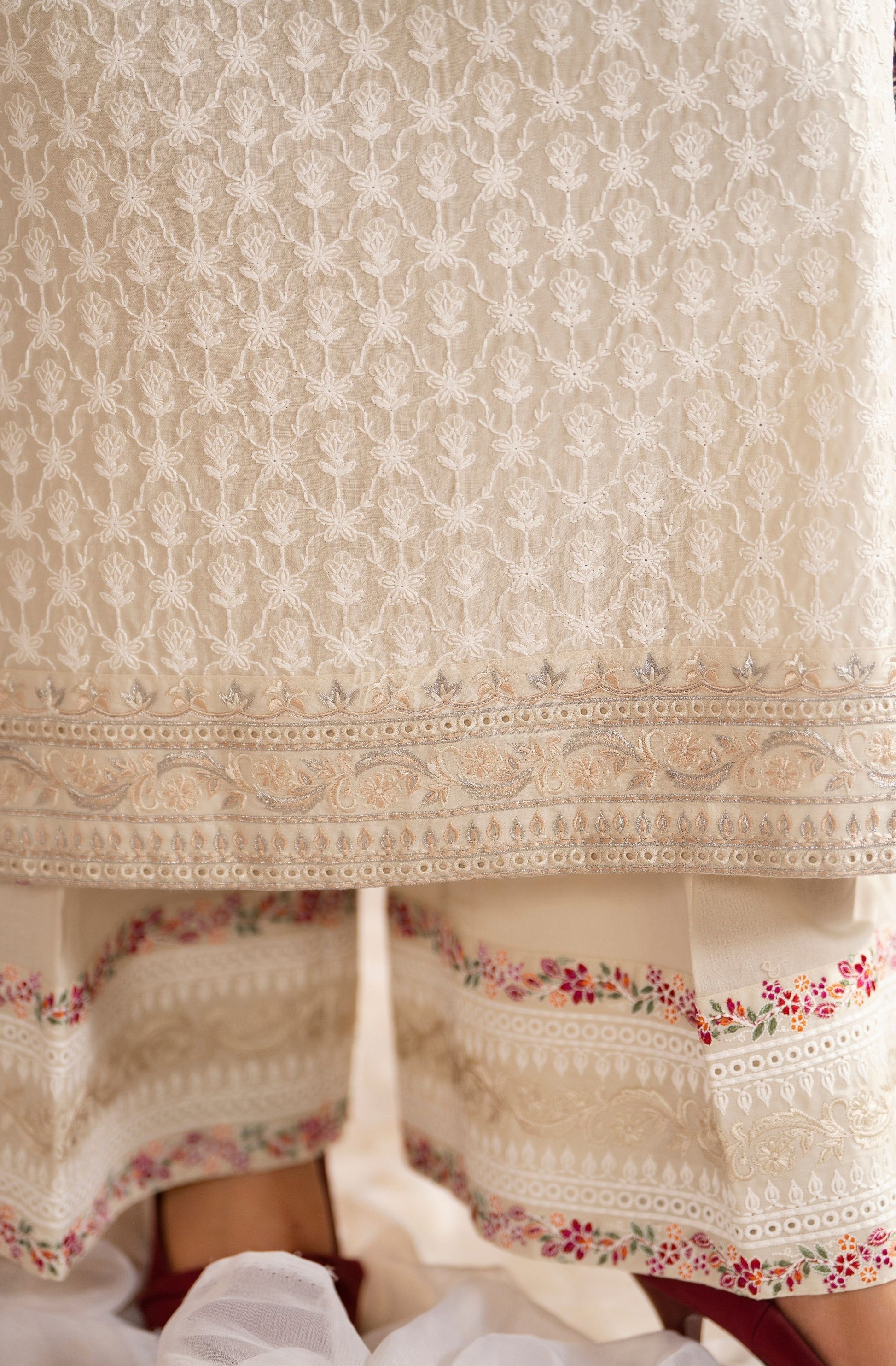 WARM BEIGE - Embroidery detail