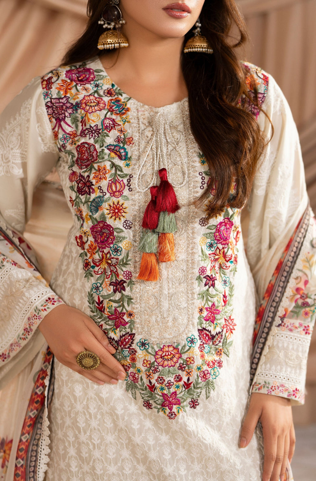 WARM BEIGE - Close-up neckline