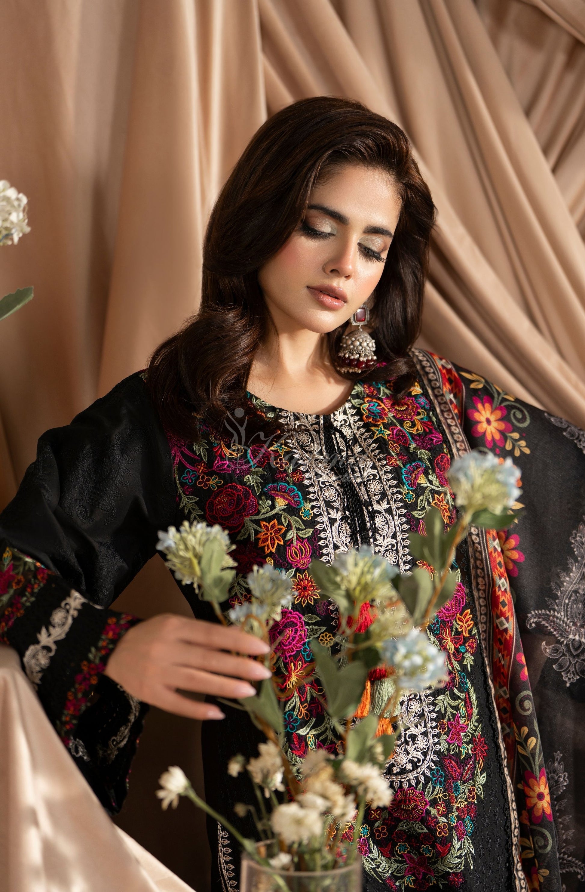 DEEP BLACK - Model with flowers