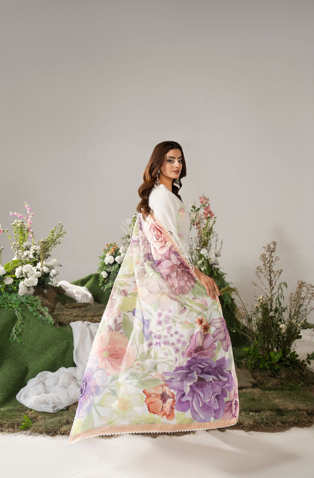 PINK WHITE - Studio shot 2