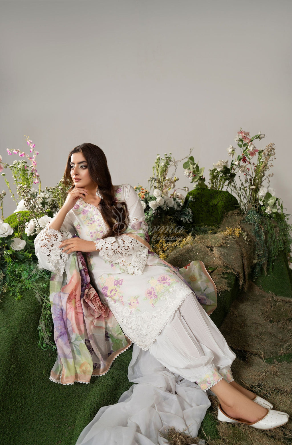 PINK WHITE - Neckline and dupatta detail